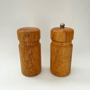PEPPER GRINDER AND SALT SHAKER IN OAK WOOD